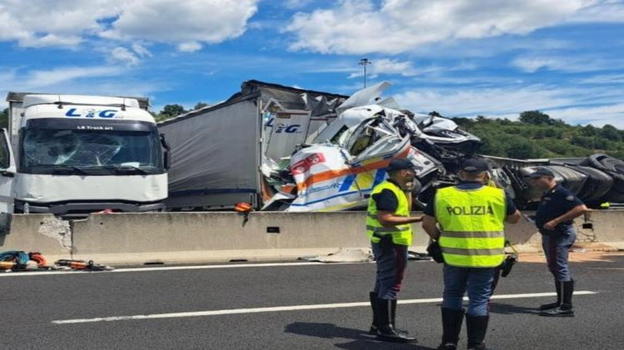 Autostrada A1, scontro tra Tir e ambulanza in Valdarno: lunga chiusura e gravi conseguenze