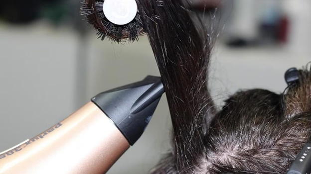 Vanno dal parrucchiere, ma perdono i capelli a ciocche: indagine sui prodotti
