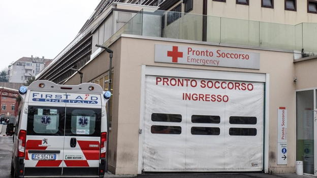 Due 17enni di Cosenza in terapia intensiva dopo un panino sospetto: aggiornamenti sulle loro condizioni