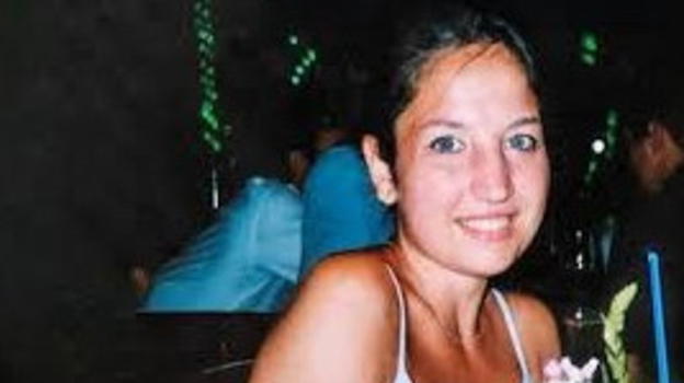 Chiara Poggi, i tre puntini sulla coscia: un mistero tra simboli e indagini ancora aperte
