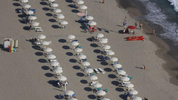 Spiagge italiane semivuote durante la settimana: solo colpa del caro ombrellone?