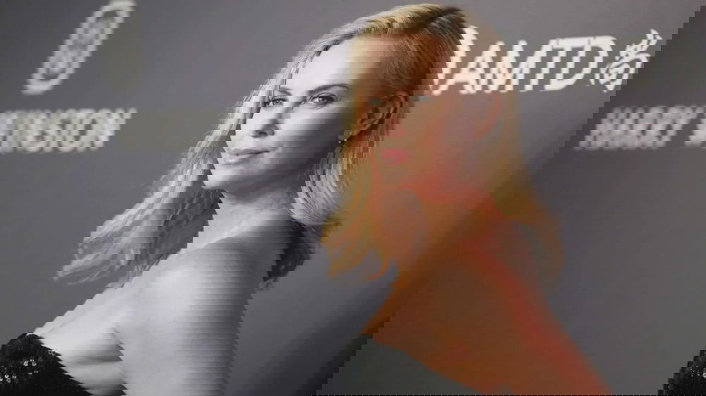 Charlize Theron compie 50 anni: auguri alla stella del cinema