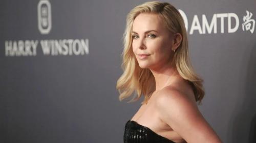 Charlize Theron compie 50 anni: auguri alla stella del cinema