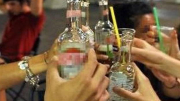 Giovane soccorsa in spiaggia dopo una festa: si indaga su alcol e sostanze