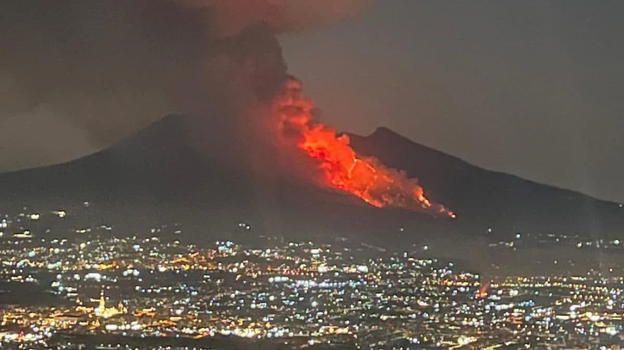Incendio sul Vesuvio: tre fronti di fuoco ancora attivi, mobilitazione massima per domare le fiamme