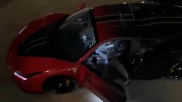 Ladri tentano di rubare una Ferrari, residenti li mettono in fuga: i malviventi reagiscono sfondando il cancello con spranghe