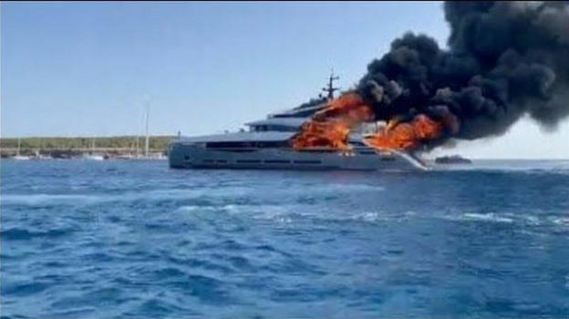 Formentera, yacht di 28 metri avvolto dalle fiamme: sette turisti messi in salvo in pochi minuti