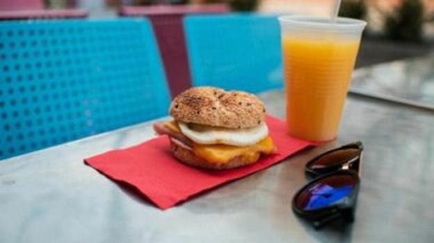 Lite al lido per un panino: mamma denuncia umiliazione per il figlio celiaco