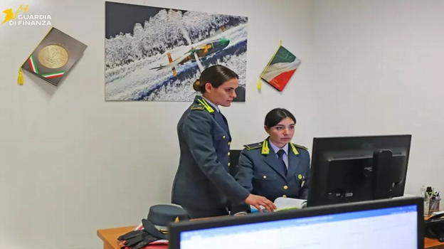 Influencer di 22 anni scoperta dalla Guardia di Finanza: evasi 300 mila euro in tre anni