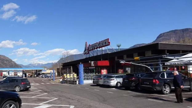 Padre dimentica le due figlie all’Autogrill del Brennero pensando stessero dormendo