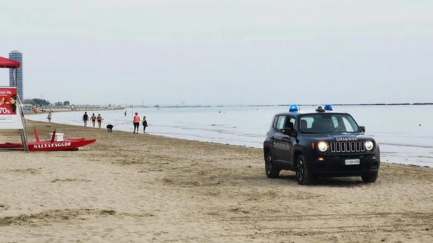 Bimbo di cinque anni si perde in spiaggia: sorpresa e confusione al ritrovamento