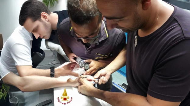 Brindisi, dito gonfio bloccato dall’anello: vigili del fuoco intervenuti al pronto soccorso