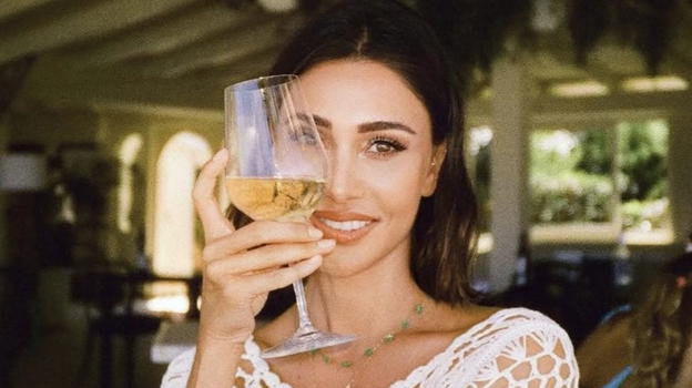 Belen Rodriguez a Porto Cervo: furiosa lancia patatine ai ragazzi che la filmano mentre balla