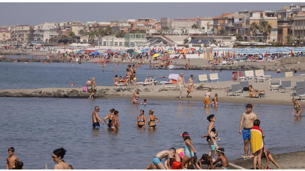 Trenta gavettoni in spiaggia causano malore a un anziano: ricovero e indagini in corso