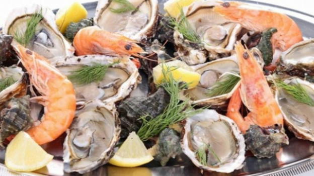 Ostriche e champagne a carico dell’ente: scoppia il caso sul pranzo da 700 euro dell’Ater dell’Aquila