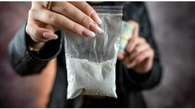 Madre trasforma la casa in piazza di spaccio: 21enne arrestata, bambino affidato a un parente