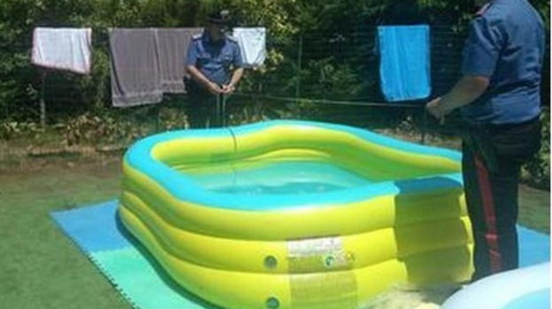 Bambino di due anni annegato in una piscina gonfiabile durante la vacanza