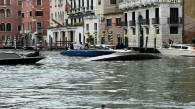 Venezia, gondola si rovescia: turisti e gondoliere finiscono in acqua durante un giro