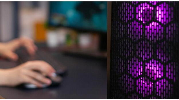 Ragazzo trovato privo di vita davanti al computer con maschera antigas: indagini in corso a Roseto degli Abruzzi
