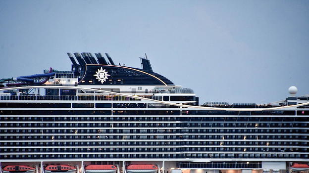 Msc World Europa bloccata al largo di Ponza: guasto elettrico ferma la nave da crociera con oltre ottomila persone a bordo
