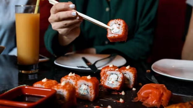Cena di sushi e vini pregiati, poi la fuga senza pagare: il ristoratore mette una taglia da 200 euro a Vittorio Veneto