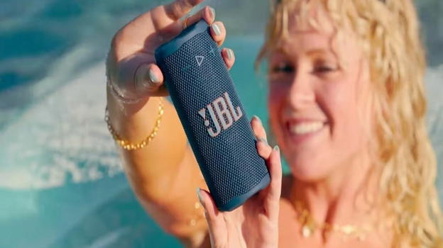 JBL Grip ufficiale: lo speaker compatto e resistente pensato per l’outdoor