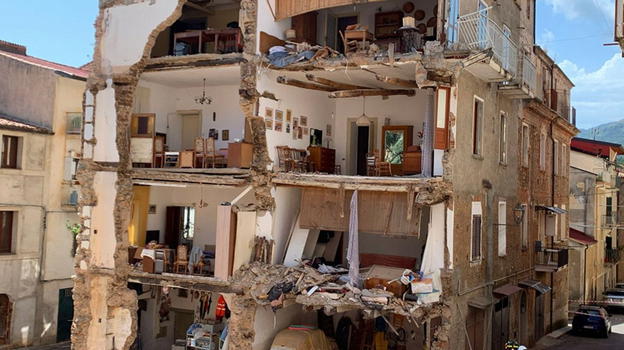 Crollo a Lamezia Terme: cedimento strutturale fa crollare la facciata di un palazzo, nessun ferito