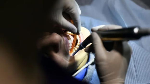 Torino: il dentista lascia molti interventi a metà andandosene con i soldi