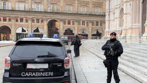 Sorpresa in centro a Bologna: hanno un rapporto intimo a Piazza Maggiore. Denunciata coppia