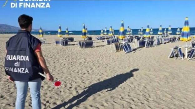Costa Smeralda, blitz della guardia di finanza per articoli contraffatti venduti in spiaggia con il pos
