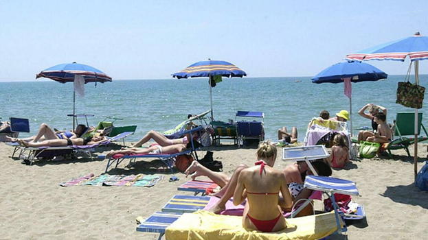 Turista di 22 anni importunata in spiaggia: vigilante condannato a sei anni e mezzo