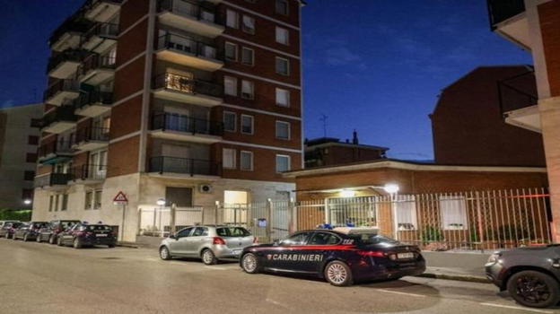 Milano, uomo precipita dal balcone e centra una passante: 83enne perde la vita
