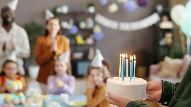 Madre fa un appello per il compleanno del figlio autistico e si presentano in 100