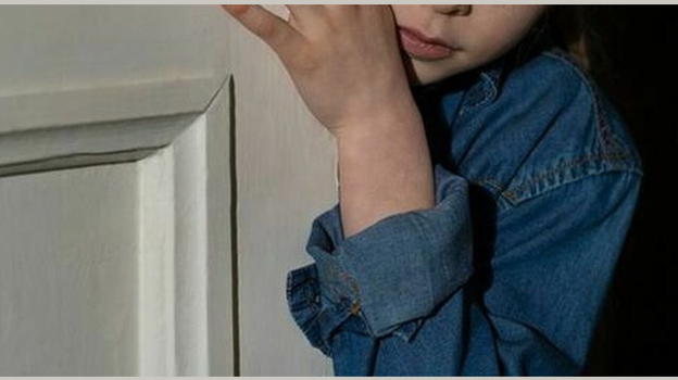 Bambina di 5 anni racconta comportamenti inappropriati del nonno: madre e figlia tutelate dalle autorità