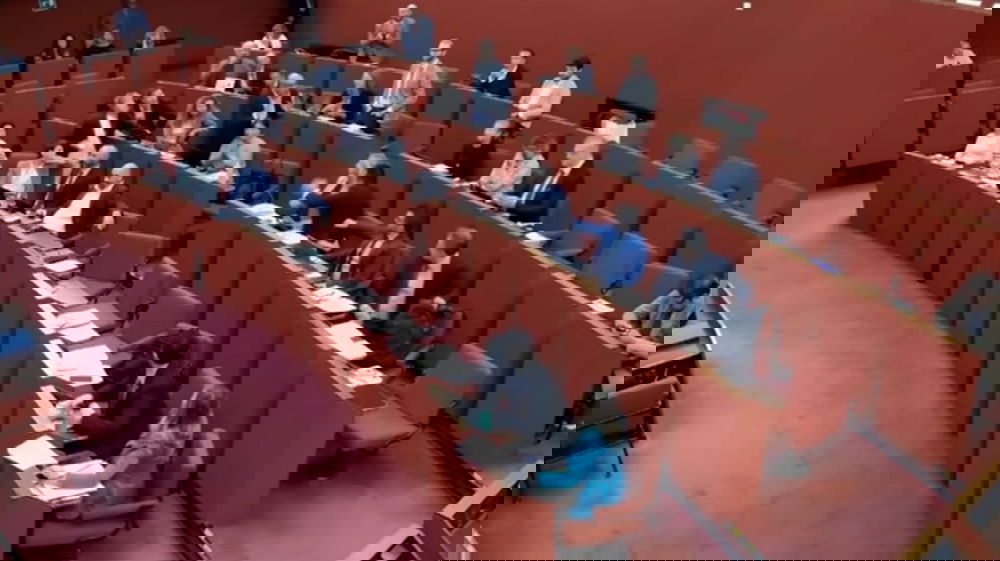 Caos in consiglio a Genova: la frase del consigliere Pd Chiarotti scatena polemiche e scuse