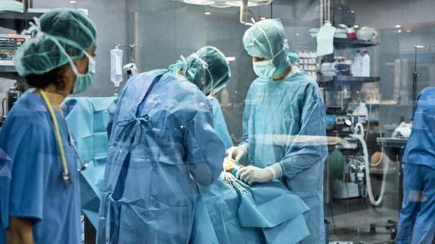 UK: lasciò il paziente sotto anestesia per avere un rapporto con un’infermiera, medico non sarà radiato