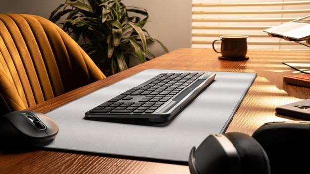 Logitech Signature Slim Solar+ K980: la tastiera wireless che si ricarica con la luce e dura anni