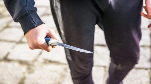 Studente provoca danno al volto dell’insegnante e fugge: 14enne fermato dopo ore