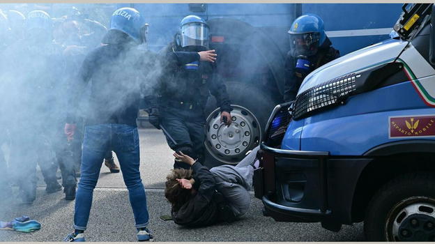 Torino, tensione all’aeroporto di Caselle: corteo pro Palestina respinto con idranti e fumogeni