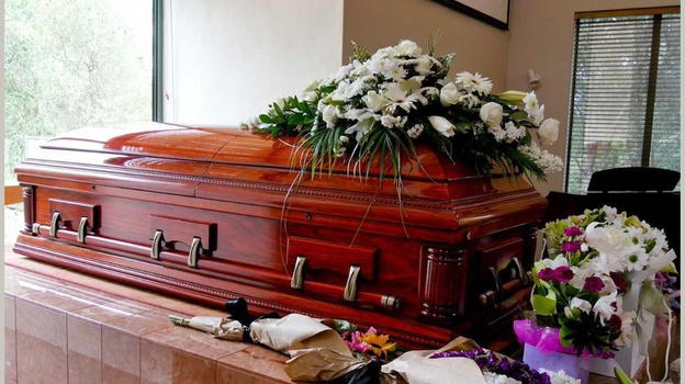 Lo credono scomparso a 22 anni, ma il ragazzo si presenta al proprio funerale: «Quello nella bara non sono io»
