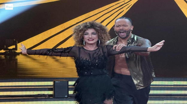 Ballando con le Stelle riparte con scintille: il look di Marcella Bella al centro delle critiche ironiche della giuria