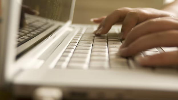 Finge di lavorare a dei casi di cronaca, ma preme sempre il medesimo tasto: licenziato