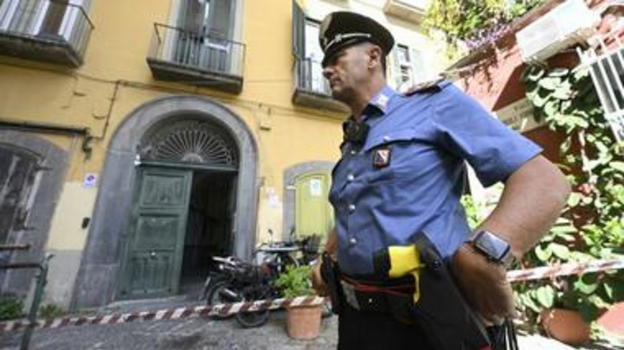 Uomo di 35 anni perde la vita dopo l’intervento dei Carabinieri a Napoli: taser e spray al peperoncino inutili