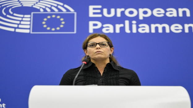 Ilaria Salis salva per un voto: il Parlamento europeo conferma l’immunità