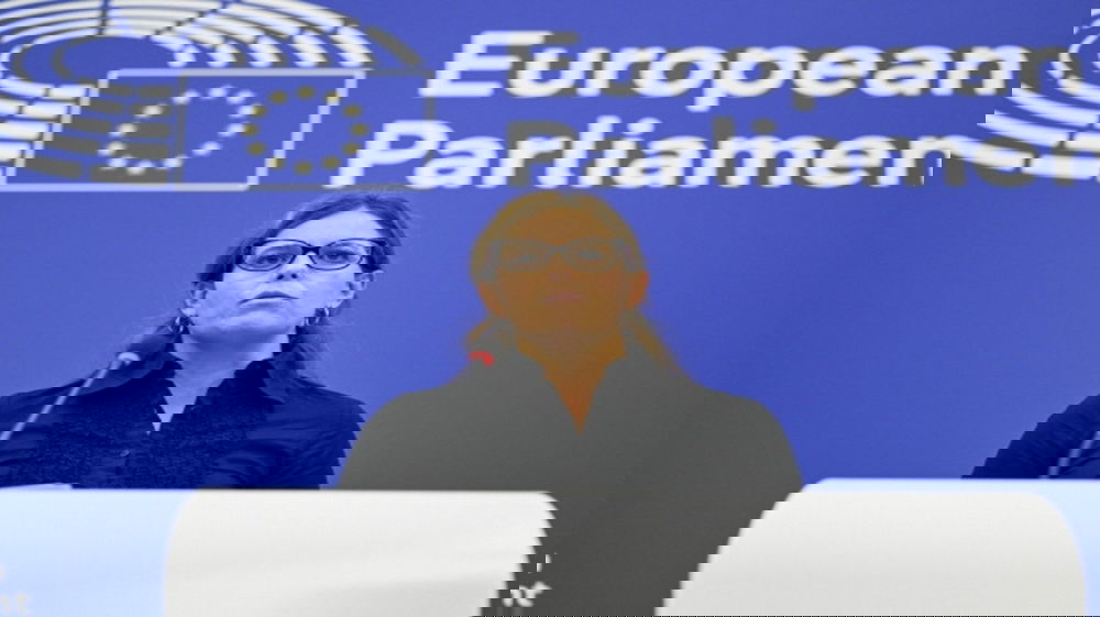 Ilaria Salis salva per un voto: il Parlamento europeo conferma l’immunità