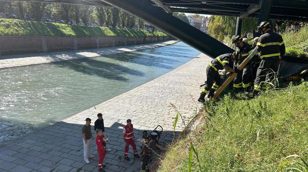 Passeggino sfugge alla nonna: bimbo di tre mesi cade nel fiume a Torino, è grave