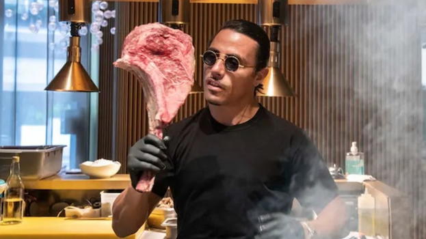 Salt Bae, crolla l’impero dello chef di Nusret: perdite per 7 milioni di dollari e recensioni negative