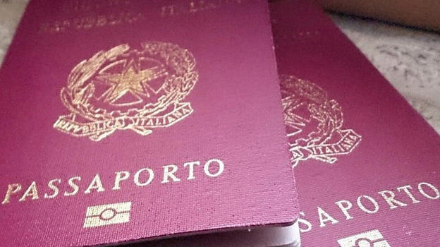 Addio timbro sul passaporto: arriva il nuovo sistema digitale europeo per i controlli alle frontiere
