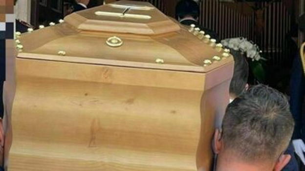 Bara si apre durante il funerale a Presicce-Acquarica: l’addetto alle pompe funebri gestisce l’imprevisto con prontezza