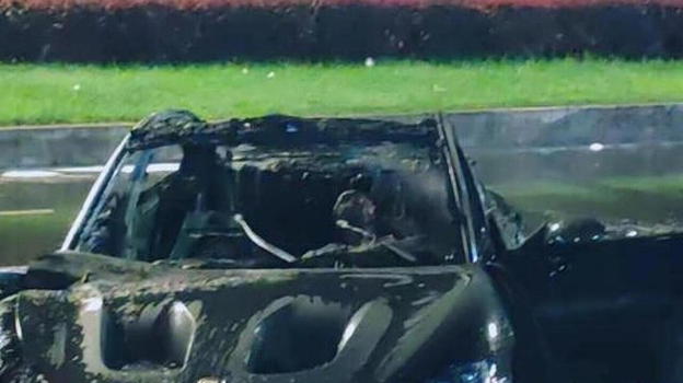 Auto elettrica prende fuoco: 31enne muore intrappolato dalle portiere bloccate